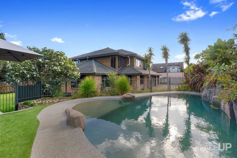 Photo of property in 18 Rosetti Rise, West Harbour, Auckland, 0618