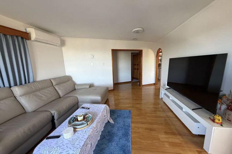 Photo of property in 12 Verena Place, Green Bay, Auckland, 0604