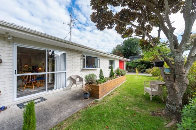 Photo of property in 2 Te Uruhi Grove, Paraparaumu, 5032