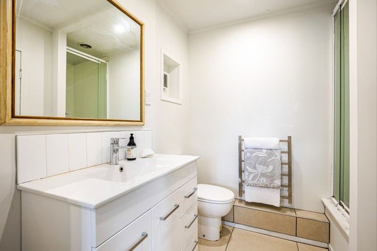 Photo of property in 27 Ferry Parade, Herald Island, Auckland, 0618