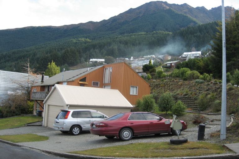 Photo of property in 88 Wynyard Crescent, Fernhill, Queenstown, 9300