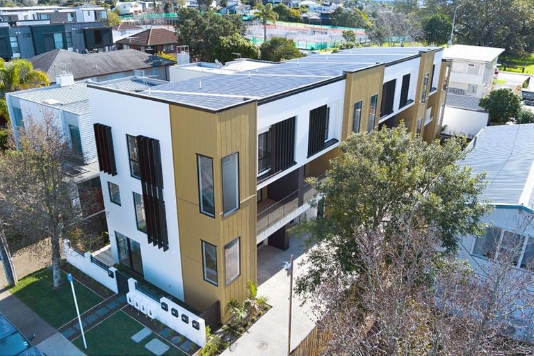 Photo of property in 9 Lomond Street, Newlands, Wellington, 6037