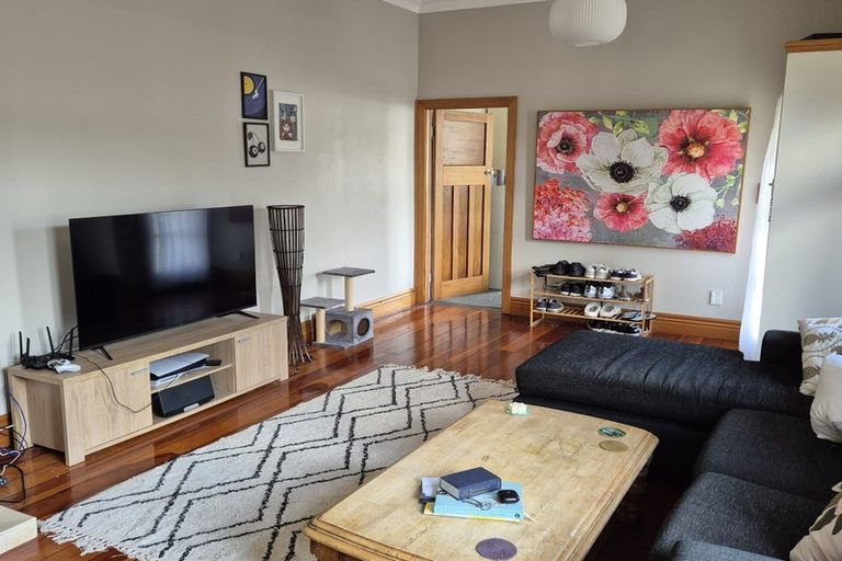 Photo of property in 17 Apu Crescent, Lyall Bay, Wellington, 6022
