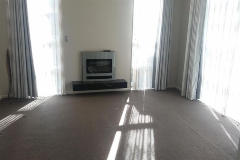 Photo of property in 9 Loughros Place, Pinehill, Auckland, 0632