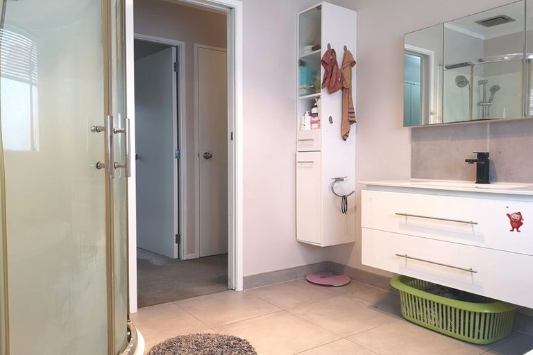 Photo of property in 12 Leven Lane, Totara Heights, Auckland, 2105