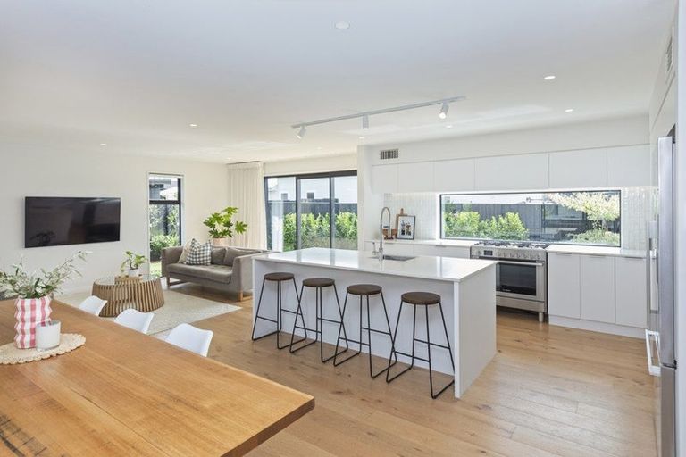 Photo of property in 7 Winning Post Place, Halswell, Christchurch, 8025