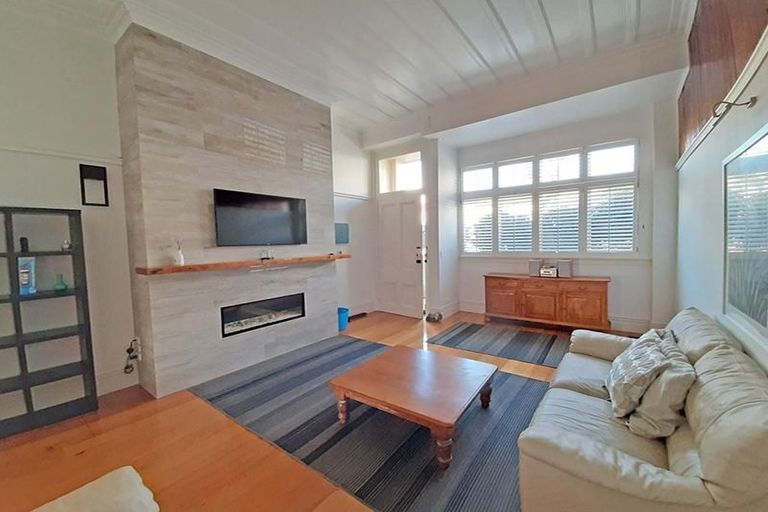 Photo of property in 2/24 Church Street, Devonport, Auckland, 0624