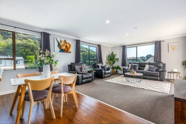 Photo of property in 76 Omapere Street, Whitby, Porirua, 5024