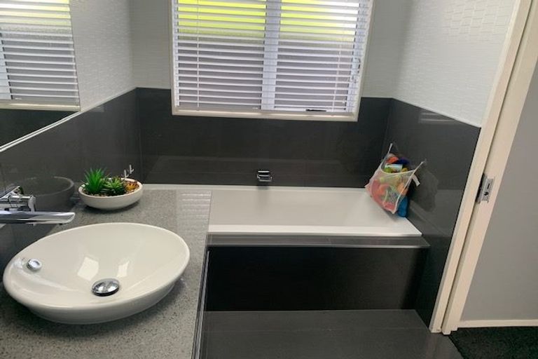 Photo of property in 19 Patons Road, Howick, Auckland, 2014