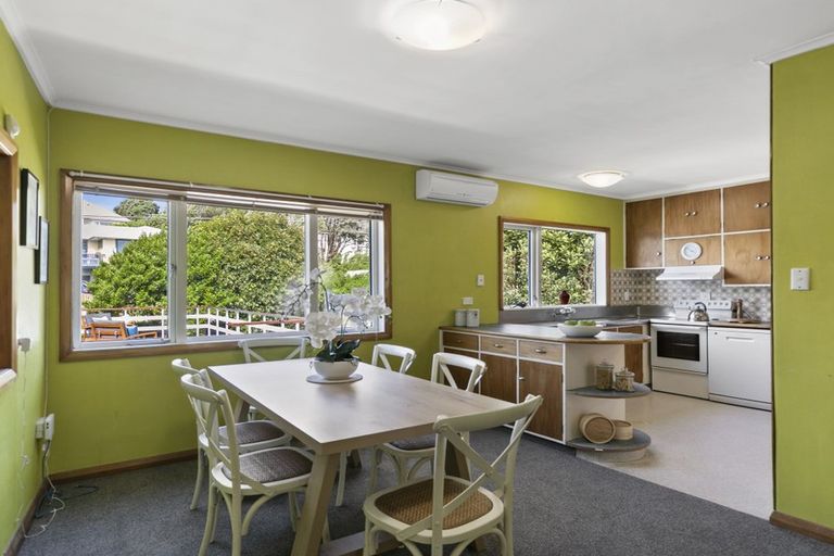 Photo of property in 8 Miles Crescent, Newlands, Wellington, 6037