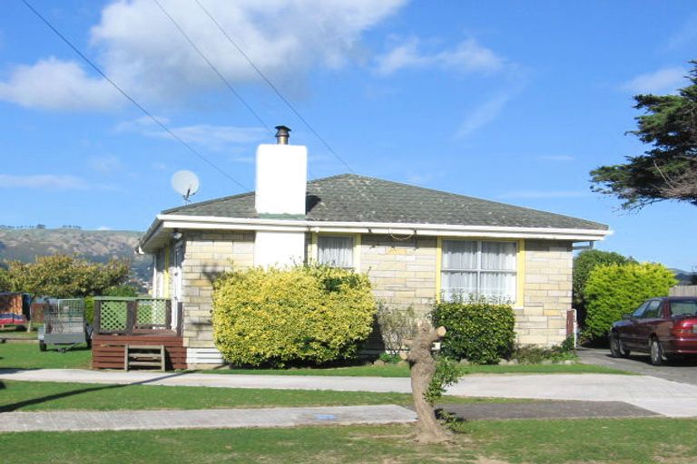 Photo of property in 33 Whanga Crescent, Titahi Bay, Porirua, 5022