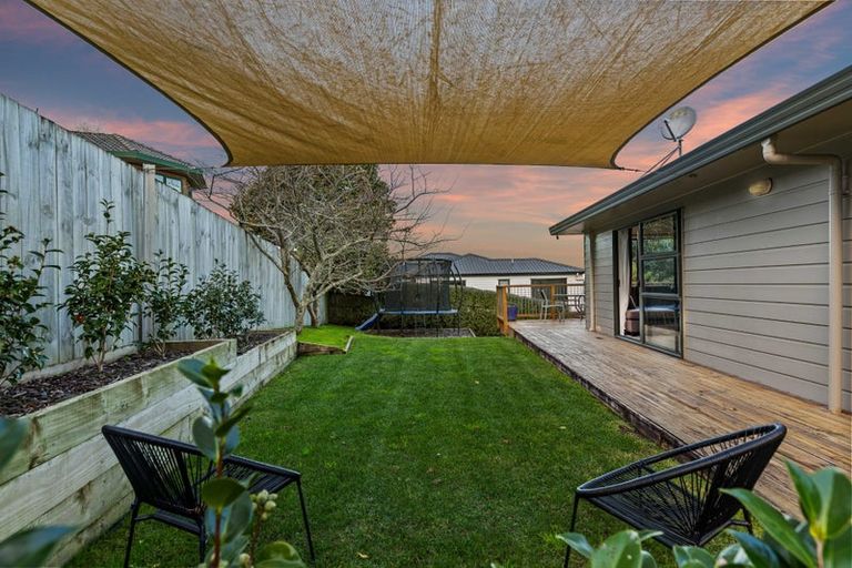 Photo of property in 9 Van Dyke Place, West Harbour, Auckland, 0618