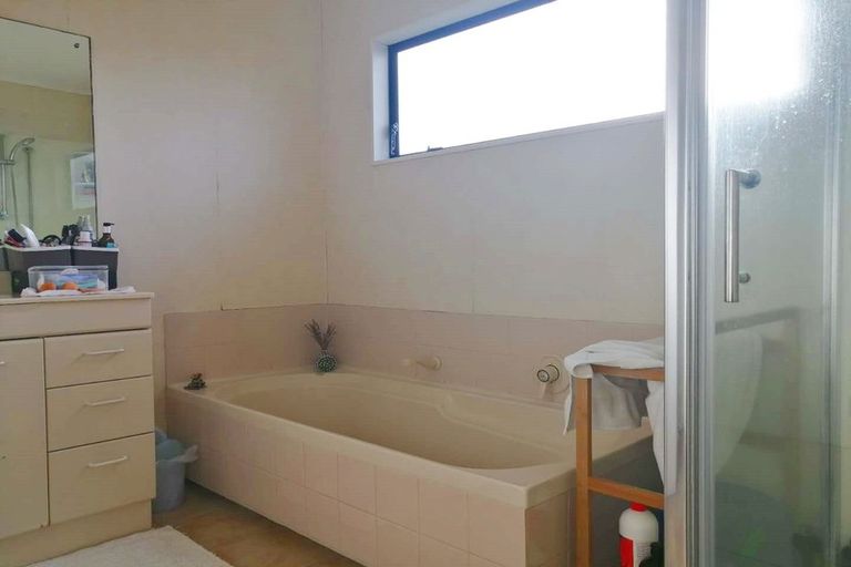 Photo of property in 6 Eske Place, Highland Park, Auckland, 2010