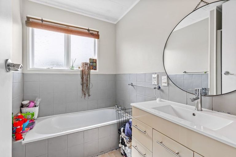Photo of property in 83 Sunnyvale Road, Massey, Auckland, 0614