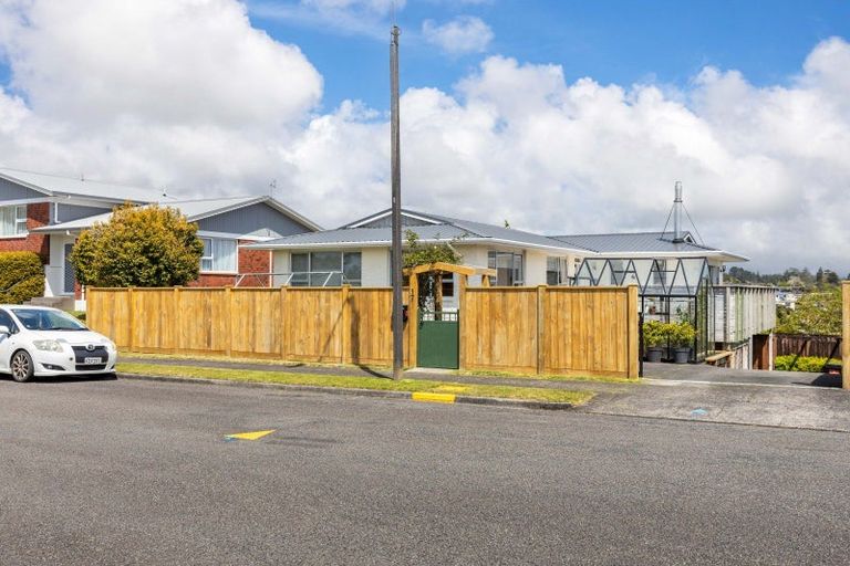 Photo of property in 17 Longview Drive, Merrilands, New Plymouth, 4312