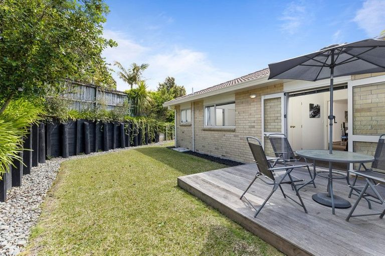Photo of property in 2/8 Bronzewing Terrace, Unsworth Heights, Auckland, 0632