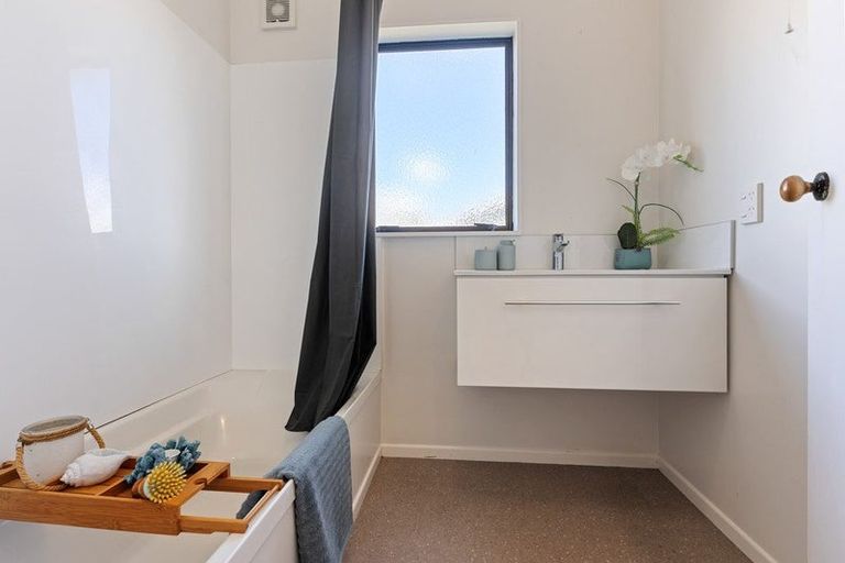 Photo of property in 25 Tobys Way, Waikanae Beach, Waikanae, 5036