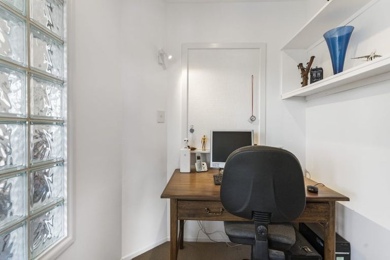 Photo of property in 8 Webb Place, Forrest Hill, Auckland, 0620