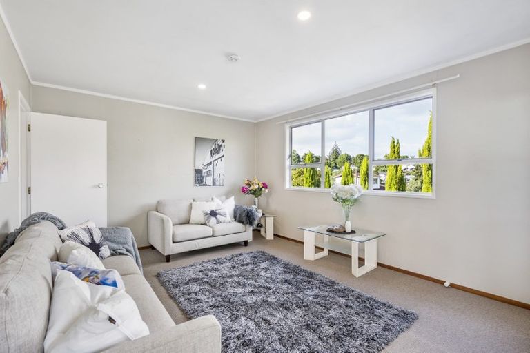 Photo of property in 9 Pavola Grove, Glenfield, Auckland, 0629