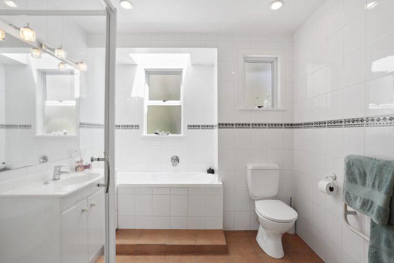 Photo of property in 110 Takahe Road, Titirangi, Auckland, 0604