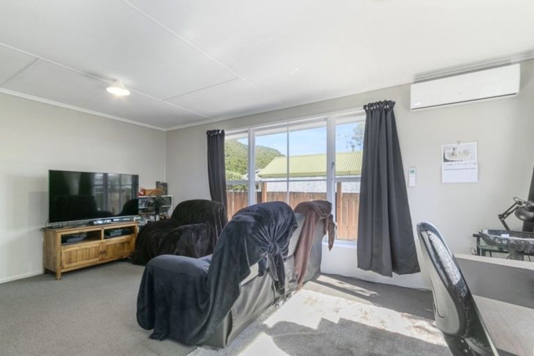 Photo of property in 6 Ngaturi Grove, Wainuiomata, Lower Hutt, 5014