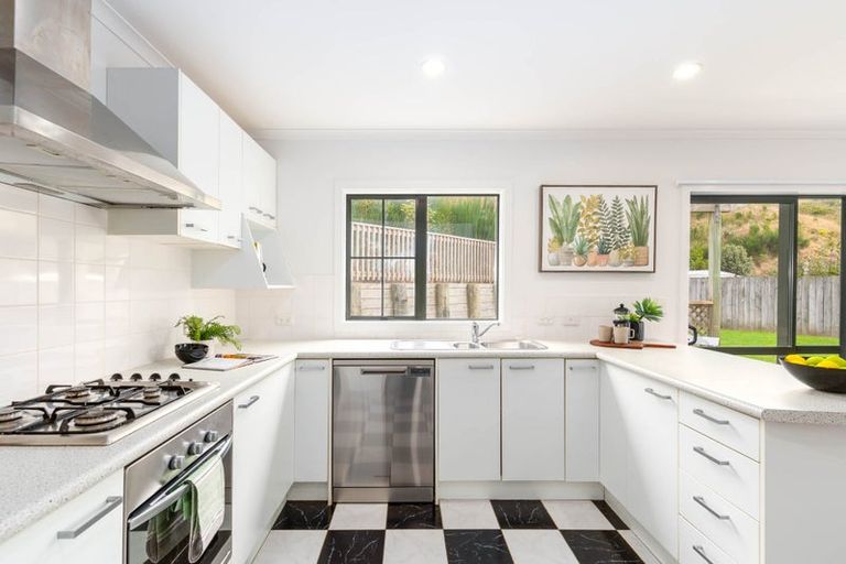 Photo of property in 70 Erlestoke Crescent, Churton Park, Wellington, 6037