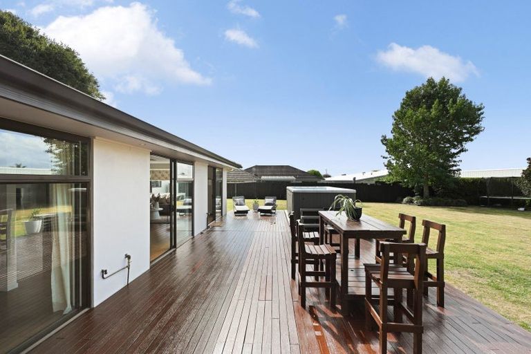 Photo of property in 16 Hampshire Court, Flagstaff, Hamilton, 3210