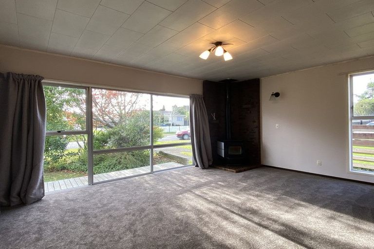 Photo of property in 11 Ewbank Place, Manurewa, Auckland, 2102