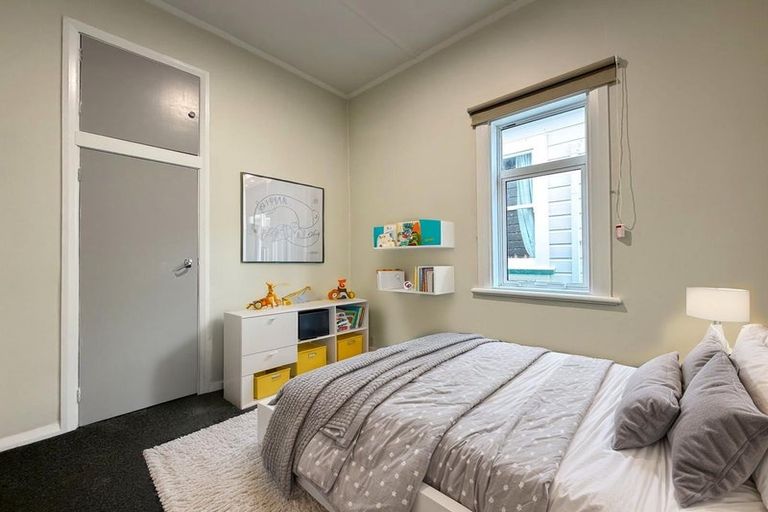 Photo of property in 105 Onepu Road, Lyall Bay, Wellington, 6022