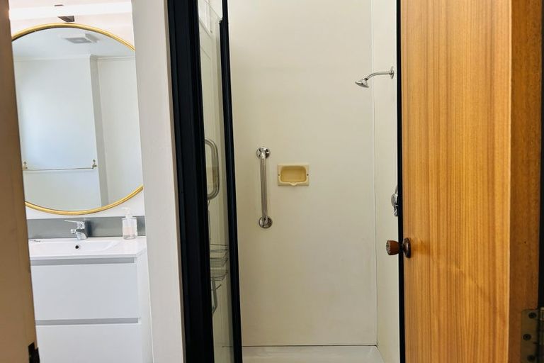 Photo of property in 28 Rewarewa Crescent, Waikanae, 5036