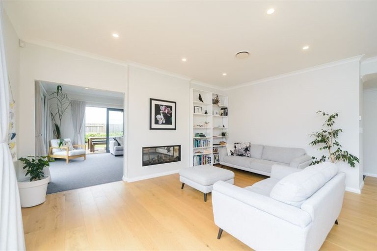 Photo of property in 114 Johnstone Drive, Fitzherbert, Palmerston North, 4410