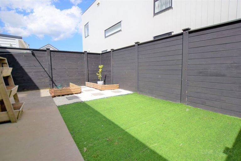 Photo of property in 25 Lili Chen Way, Mangere Bridge, Auckland, 2022