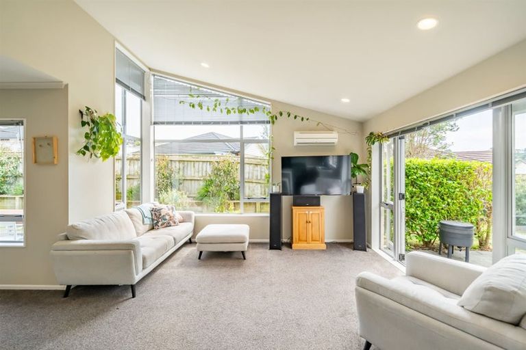 Photo of property in 31 Te Puia Drive, Aotea, Porirua, 5024