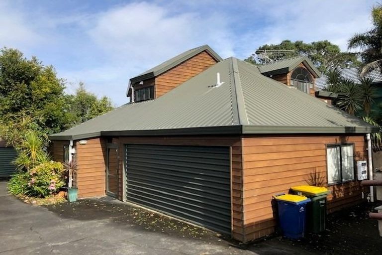 Photo of property in 1/60 Rangatira Road, Beach Haven, Auckland, 0626