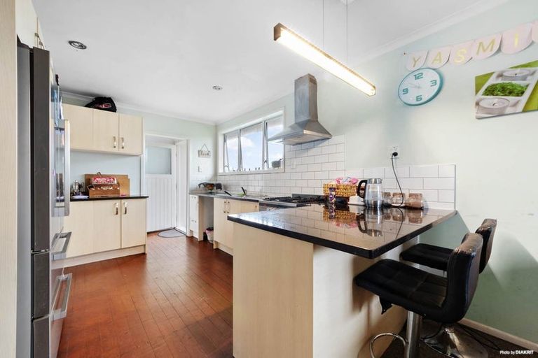 Photo of property in 37 Amberley Avenue, Te Atatu South, Auckland, 0610