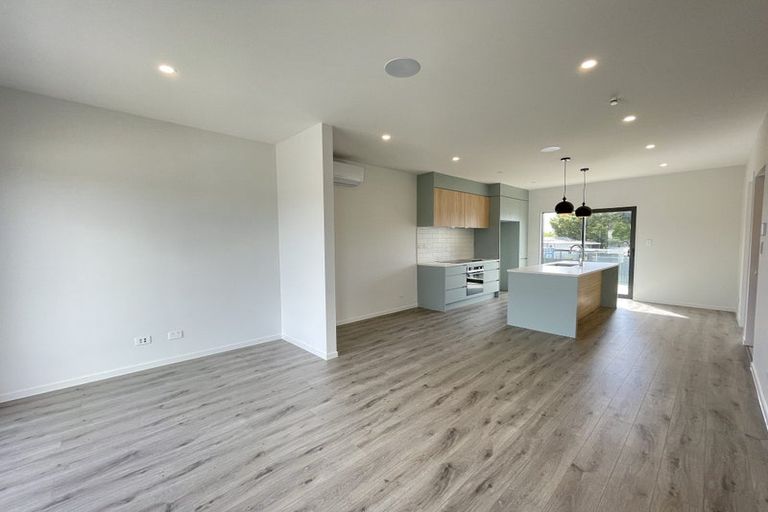Photo of property in 5/107 Hobsonville Road, West Harbour, Auckland, 0618