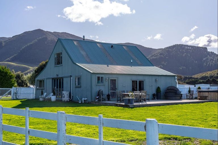 Photo of property in 52 Cross Creek Road, Western Lake, Featherston, 5773