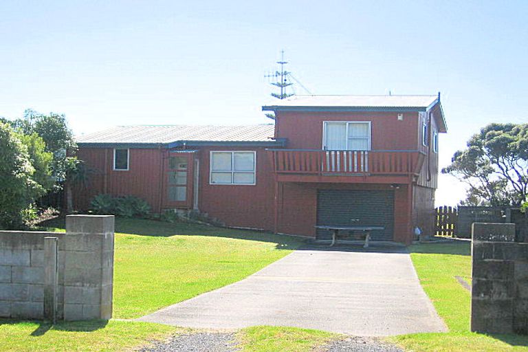 Photo of property in 102 Seaview Road, Whangamata, 3620
