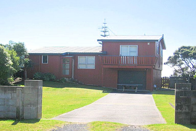 Photo of property in 102 Seaview Road, Whangamata, 3620