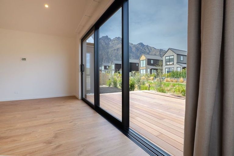 Photo of property in 19 Shelduck Road, Jacks Point, 9371