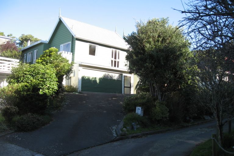 Photo of property in 39 Homewood Crescent, Karori, Wellington, 6012