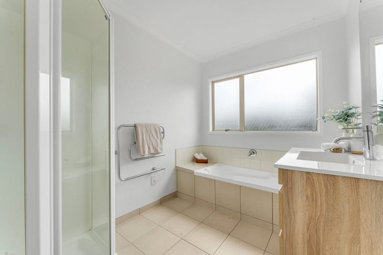Photo of property in 1 Luna Place, Henderson, Auckland, 0612