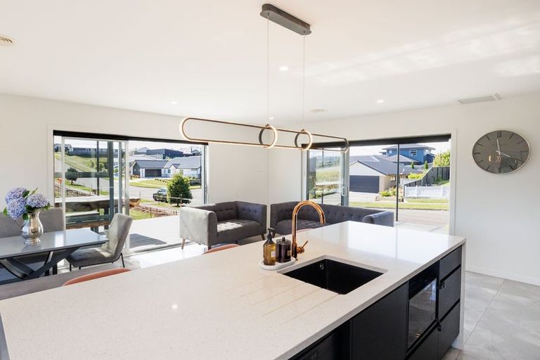 Photo of property in 37 Vaucluse Heights, Fitzherbert, Palmerston North, 4410