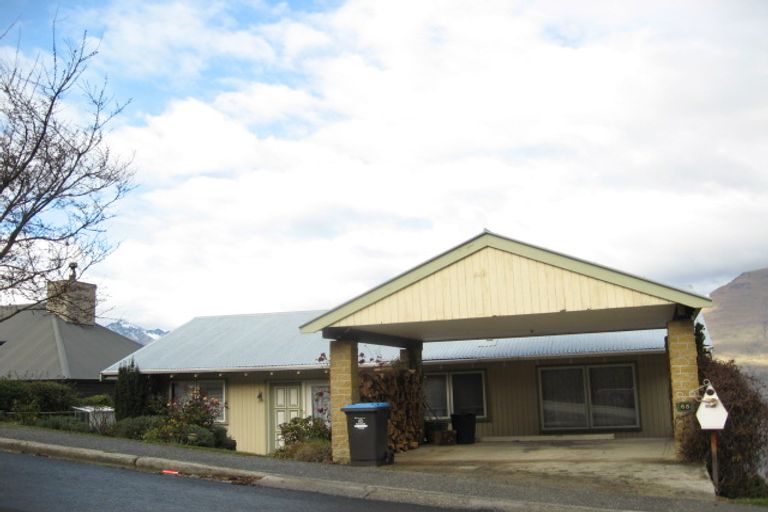 Photo of property in 65 Wynyard Crescent, Fernhill, Queenstown, 9300