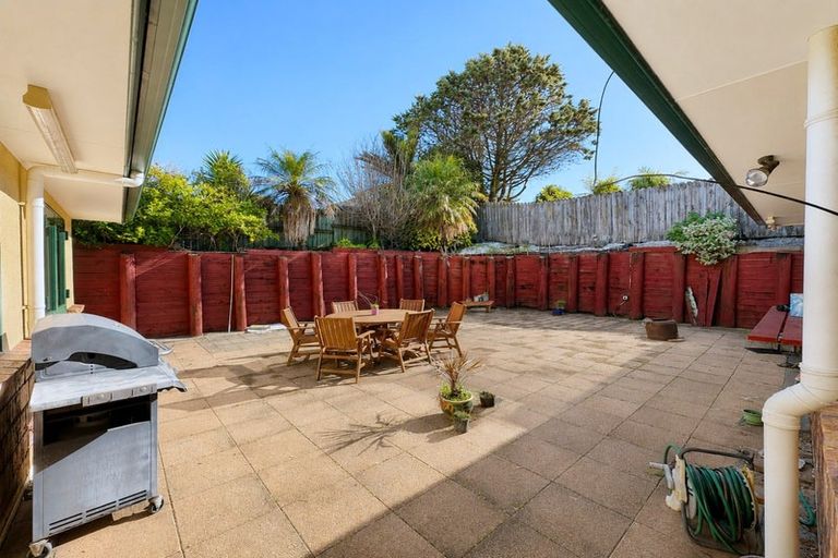 Photo of property in 28 Piper Place, Goodwood Heights, Auckland, 2105