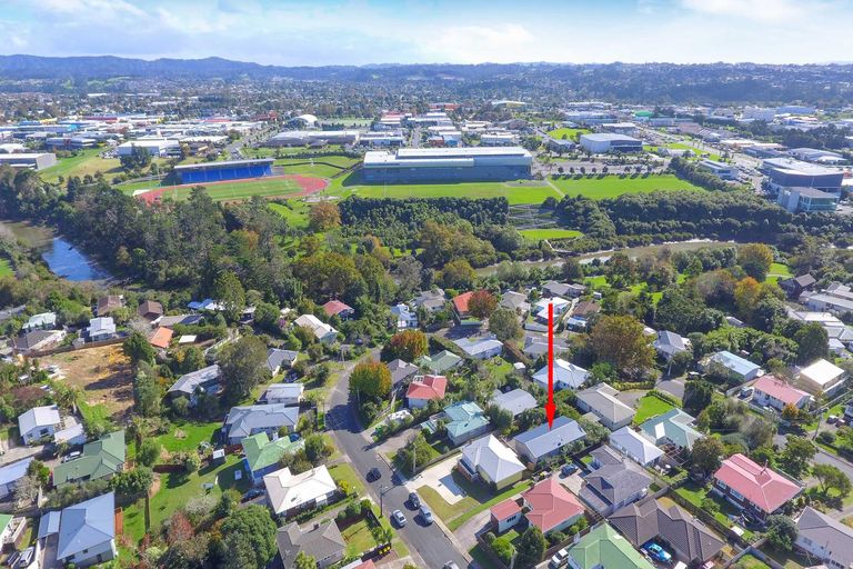 Photo of property in 29a Sylvan Crescent, Te Atatu South, Auckland, 0610