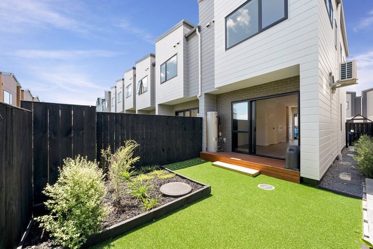 Photo of property in 16 Kiato Lane, Flat Bush, Auckland, 2019