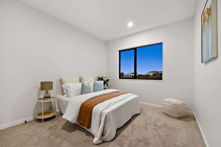 Photo of property in 32 Parkmore Drive, Rosehill, Papakura, 2113