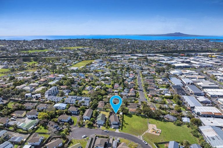 Photo of property in 15 Leiden Place, Totara Vale, Auckland, 0629