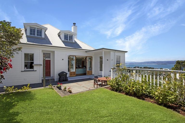 Photo of property in 25 Fairview Crescent, Kelburn, Wellington, 6012